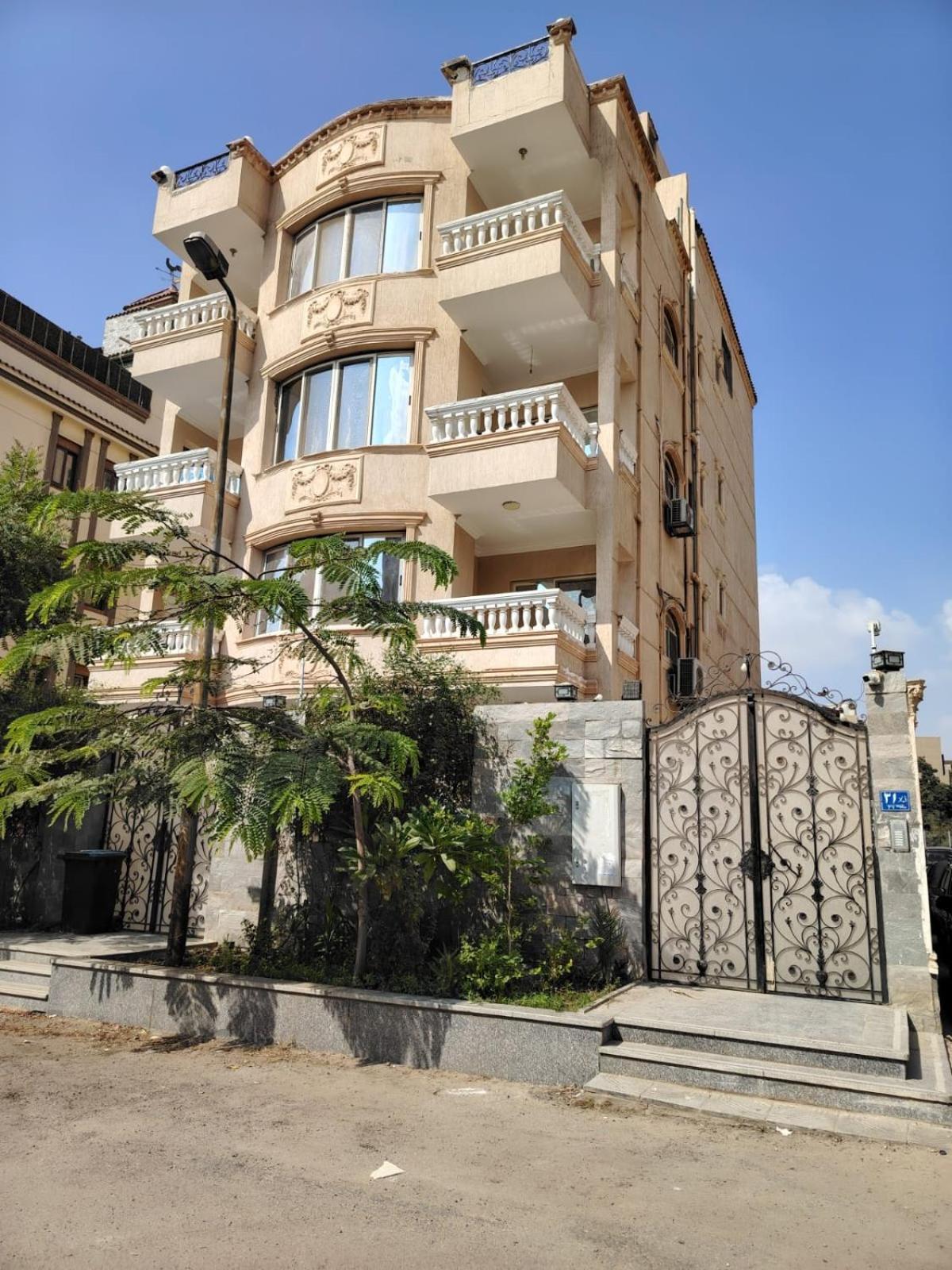 Spacious With Beautiful Garden Near Auc & Point 90 Mall In Fifth Settlement Cairo